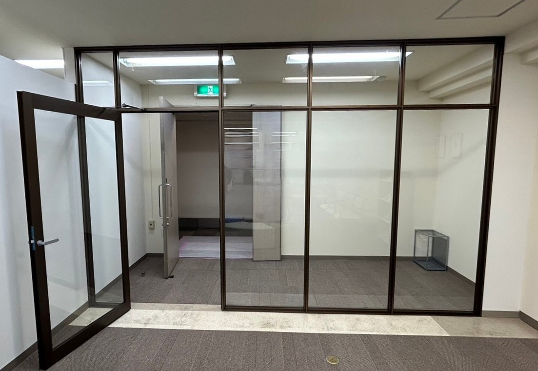 おさだガラスのフロントサッシでつくる、開放感のあるオフィス間仕切りの施工後の写真1