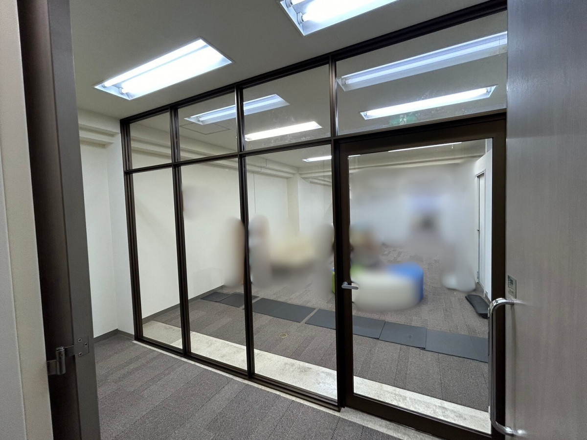 おさだガラスのフロントサッシでつくる、開放感のあるオフィス間仕切りの施工後の写真2