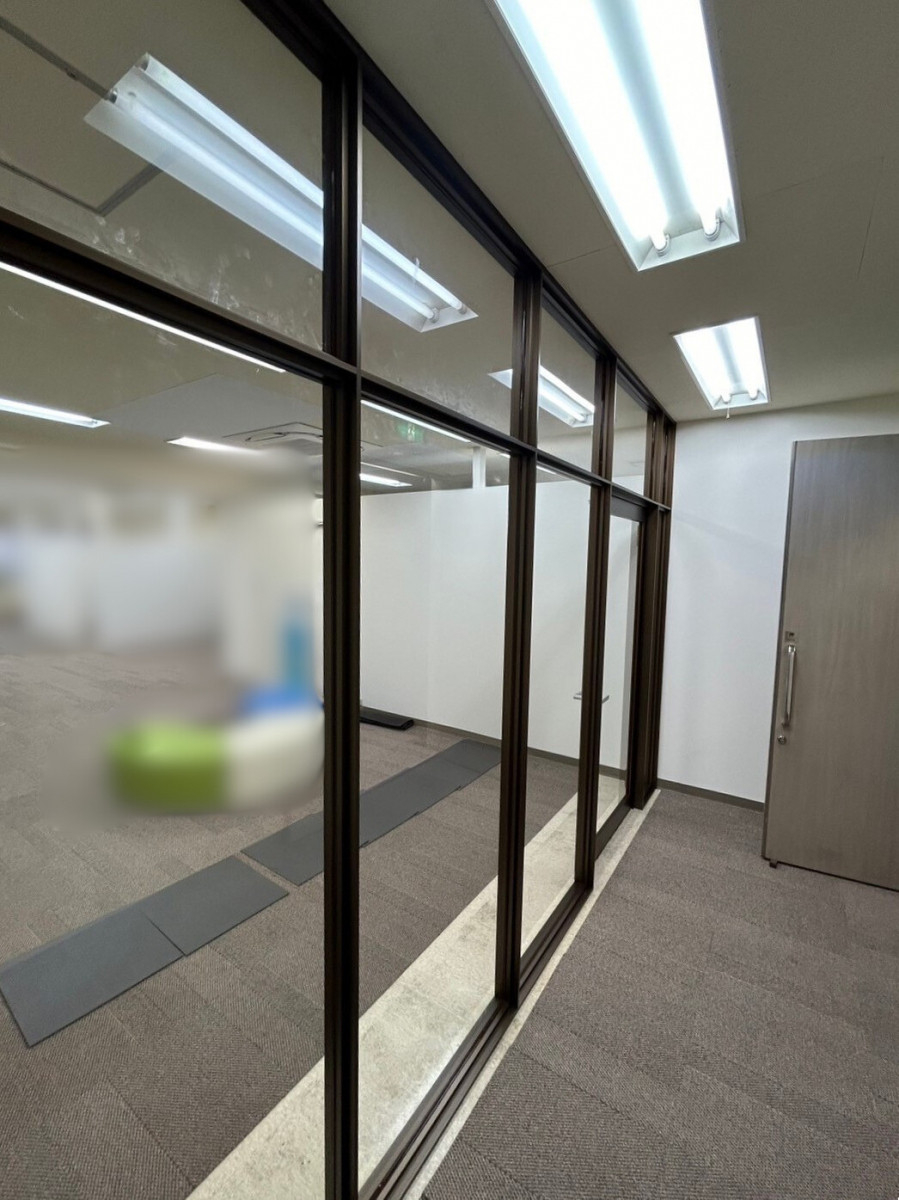 おさだガラスのフロントサッシでつくる、開放感のあるオフィス間仕切りの施工後の写真3