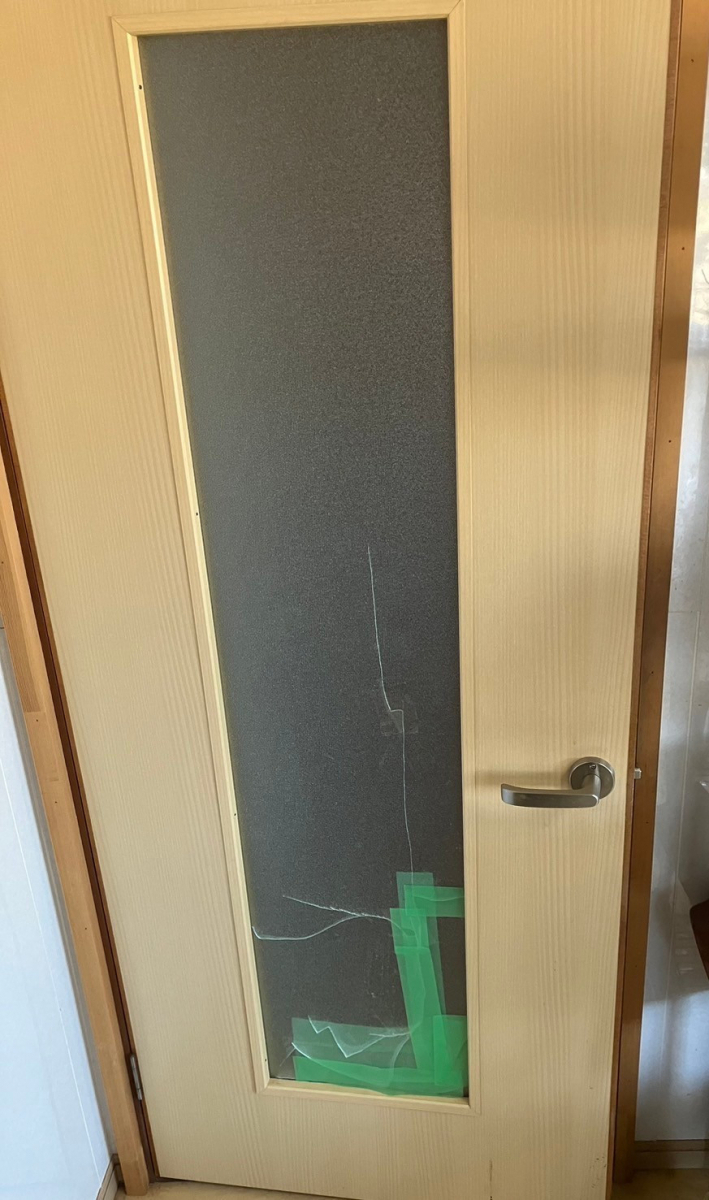 おさだガラスの各種ガラス修理承っておりますの施工前の写真1