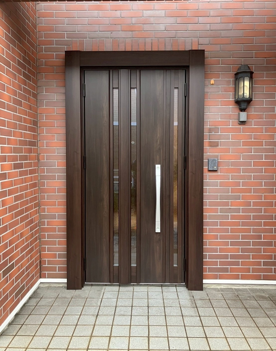 おさだガラスの重厚感と断熱性を兼ね備えた玄関へリフォームの施工後の写真1