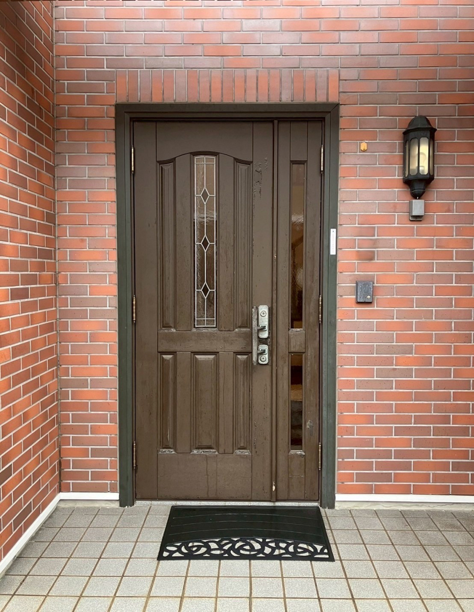 おさだガラスの重厚感と断熱性を兼ね備えた玄関へリフォームの施工前の写真1