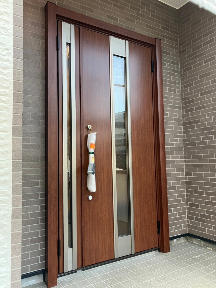 おさだガラスのデザイン性と機能性を兼ね備えた玄関への施工後の写真1