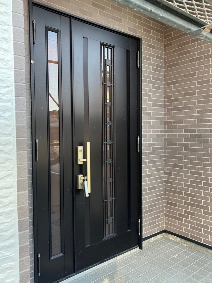 おさだガラスのデザイン性と機能性を兼ね備えた玄関への施工前の写真1