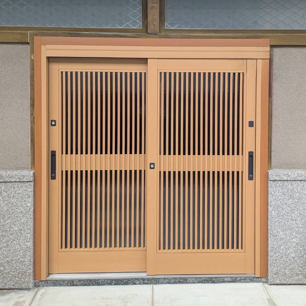 おさだガラスのデザイン性と機能性を兼ね備えた玄関引戸への施工後の写真1