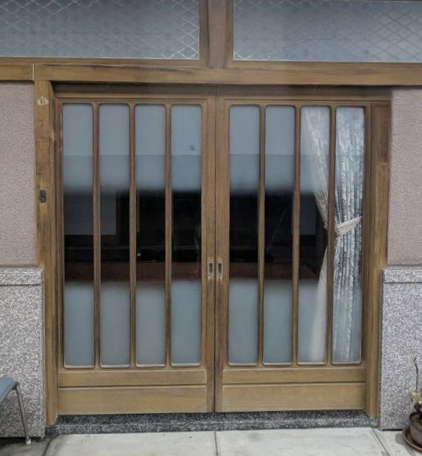 おさだガラスのデザイン性と機能性を兼ね備えた玄関引戸への施工前の写真1