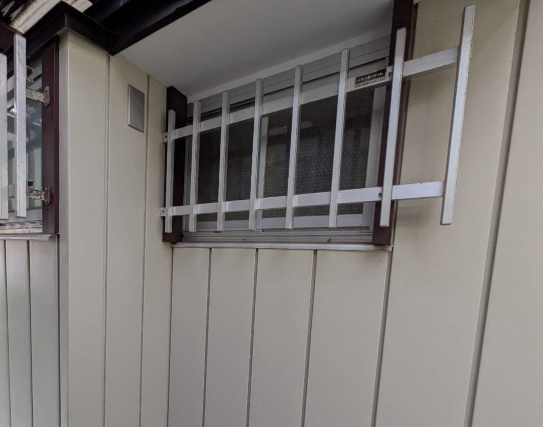 おさだガラスの断熱性も防犯性もアップ！！窓入替工事の施工前の写真1