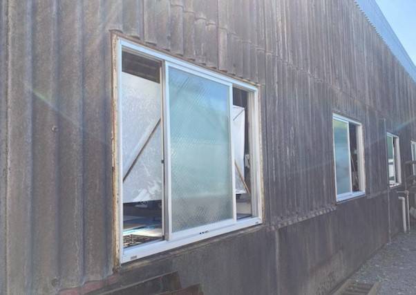 おさだガラスの工場の窓　開閉が不便　アルミ製に交換したいの施工後の写真1
