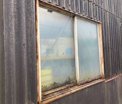 おさだガラスの工場の窓　開閉が不便　アルミ製に交換したいの施工前の写真1
