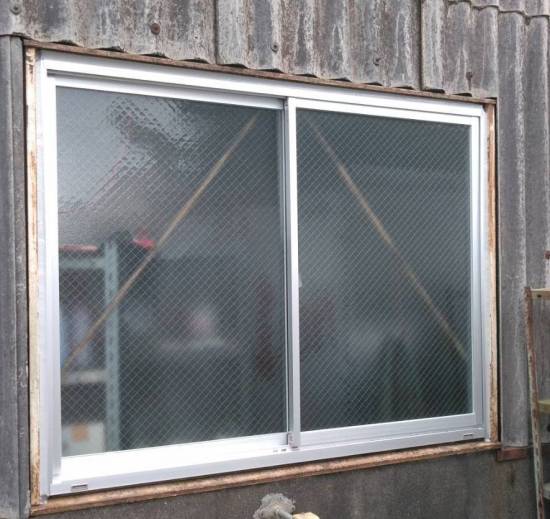 おさだガラスの工場の窓　開閉が不便　アルミ製に交換したい施工事例写真1