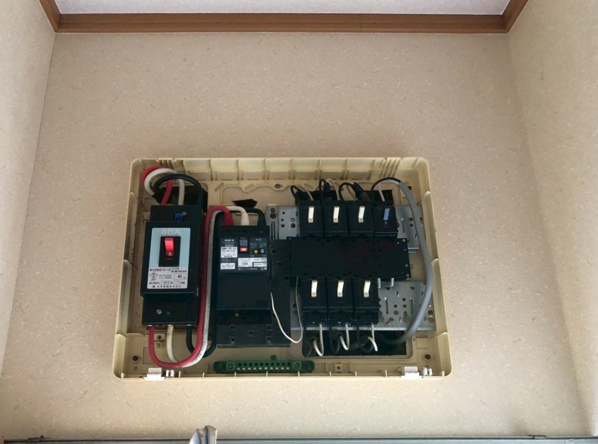 おさだガラスの分電盤を交換｜電気設備の安全性を見直しましたの施工前の写真1