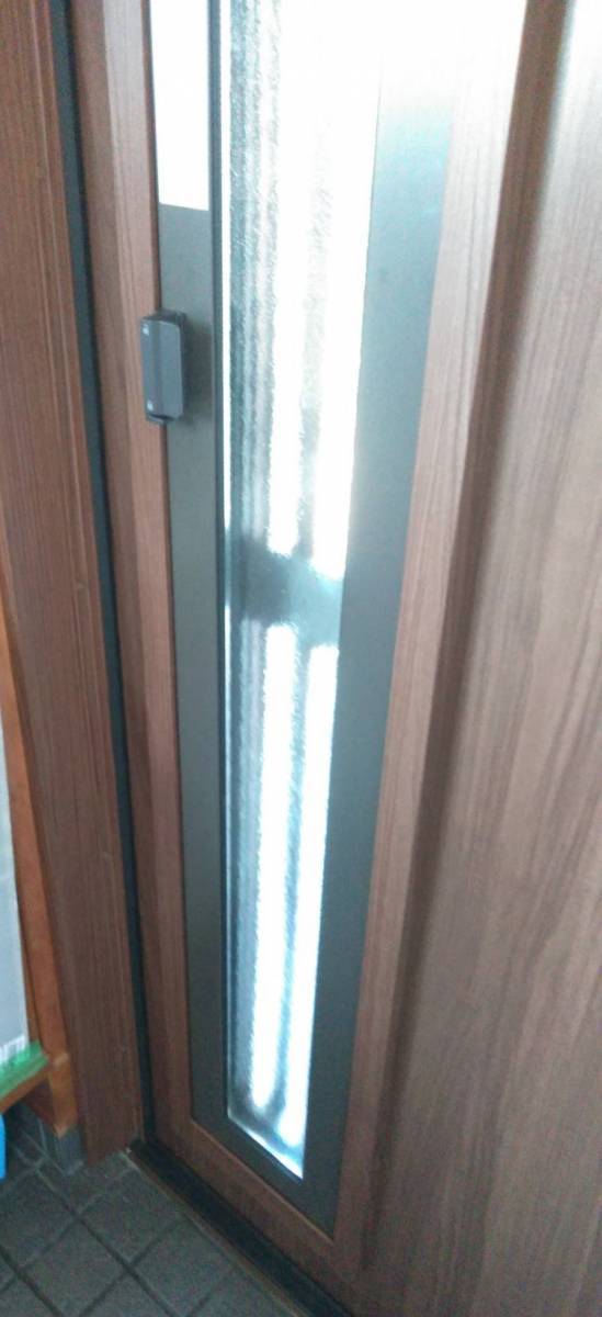 おさだガラスのドアを締めたままでも換気ができて　防犯も安心で性能の良い玄関にしたいの施工後の写真3