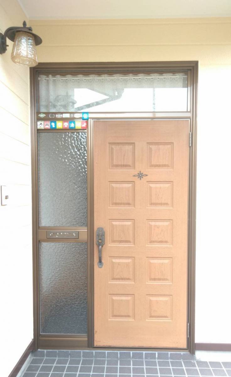 おさだガラスのドアを締めたままでも換気ができて　防犯も安心で性能の良い玄関にしたいの施工前の写真1