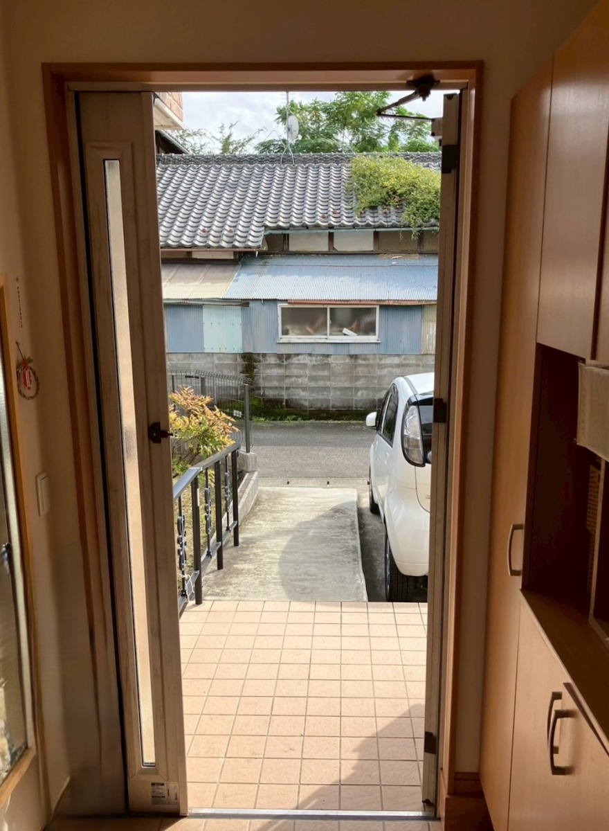 おさだガラスの玄関に心地よい風を！の施工前の写真1