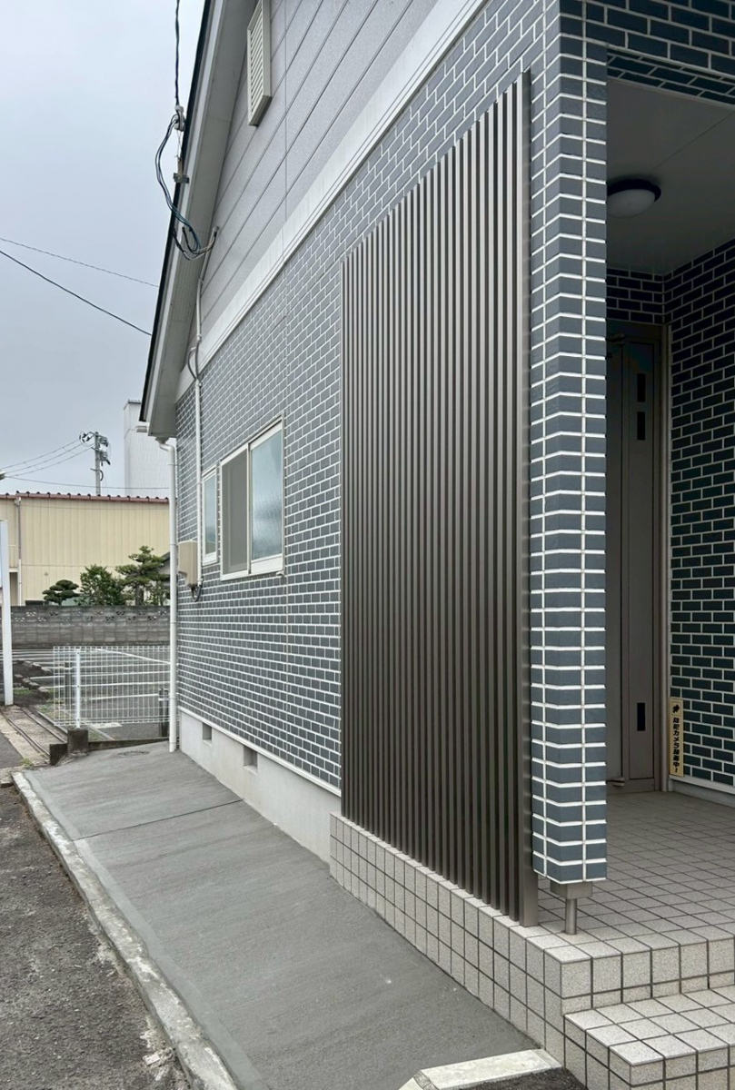 おさだガラスの道路からの視線をやわらげる外観への施工後の写真1