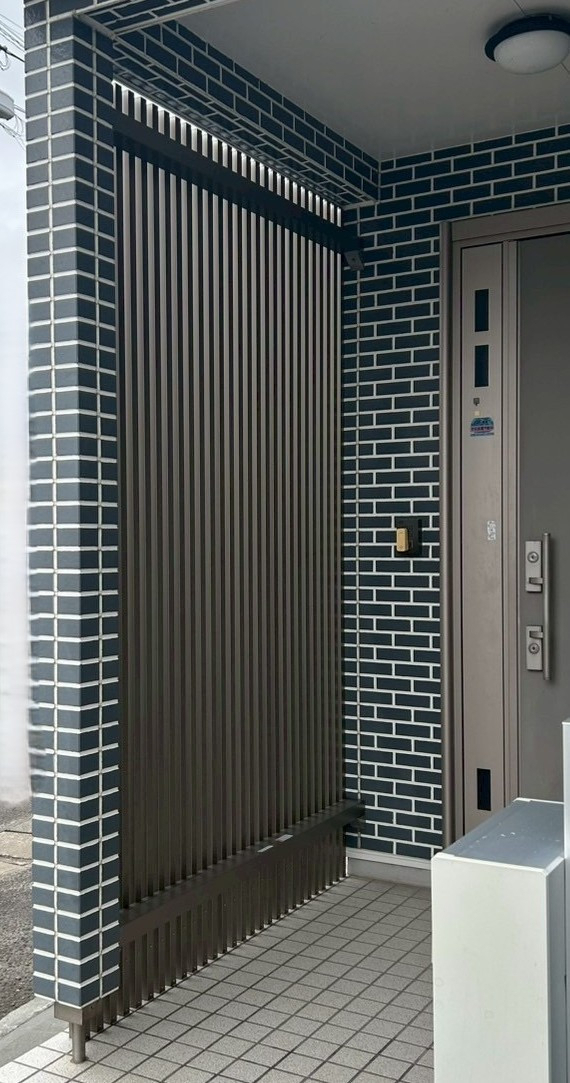 おさだガラスの道路からの視線をやわらげる外観への施工後の写真2