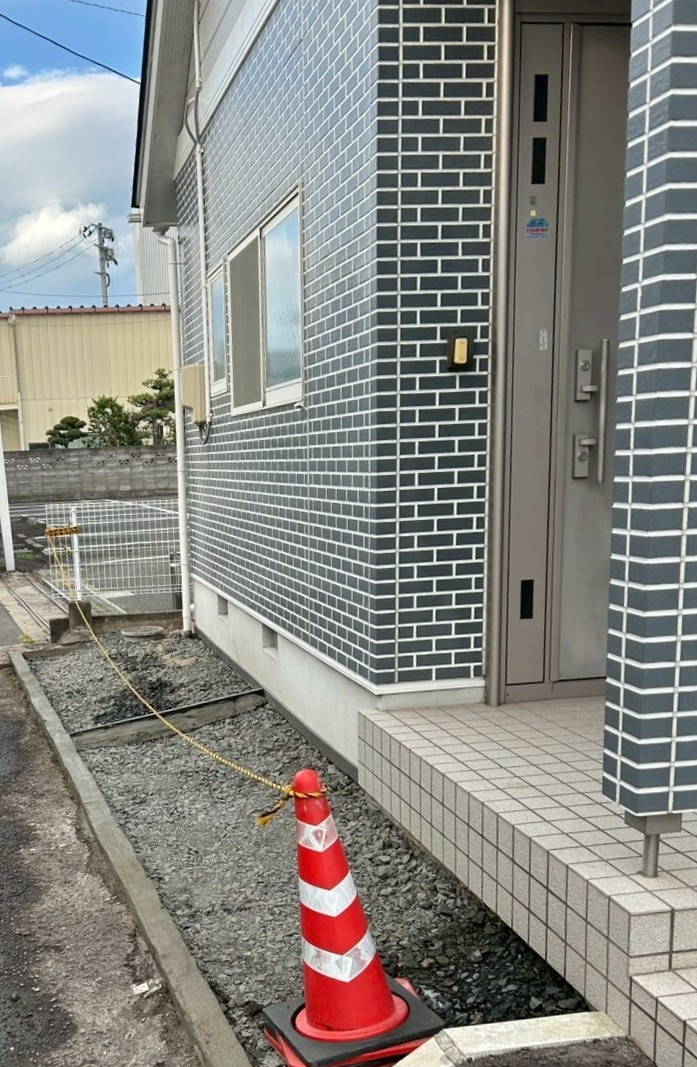 おさだガラスの道路からの視線をやわらげる外観への施工前の写真1