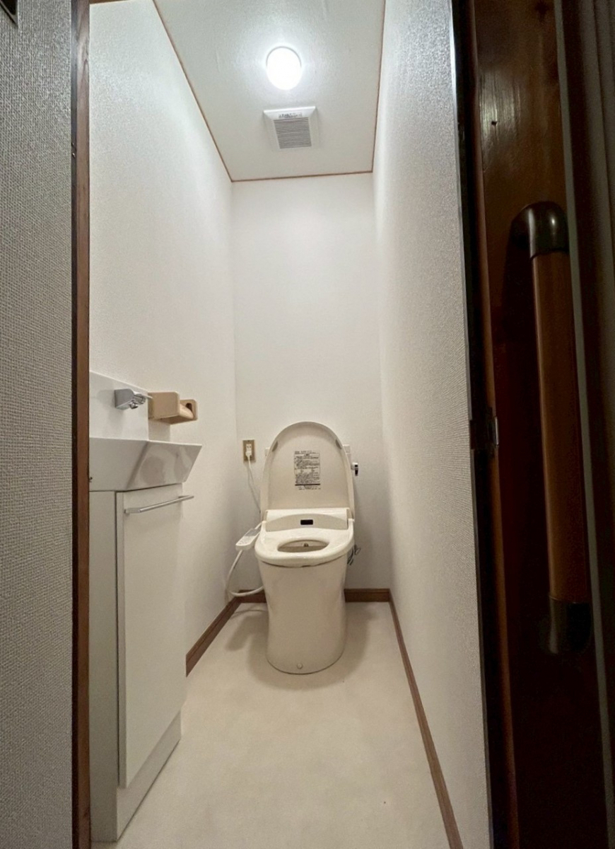 おさだガラスの明るくリフレッシュ！トイレ改修で快適にの施工後の写真1