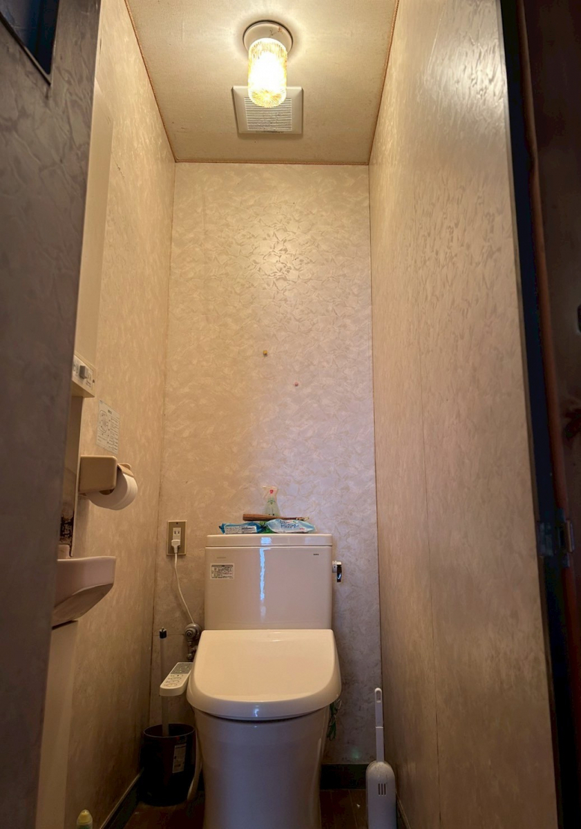 おさだガラスの明るくリフレッシュ！トイレ改修で快適にの施工前の写真1