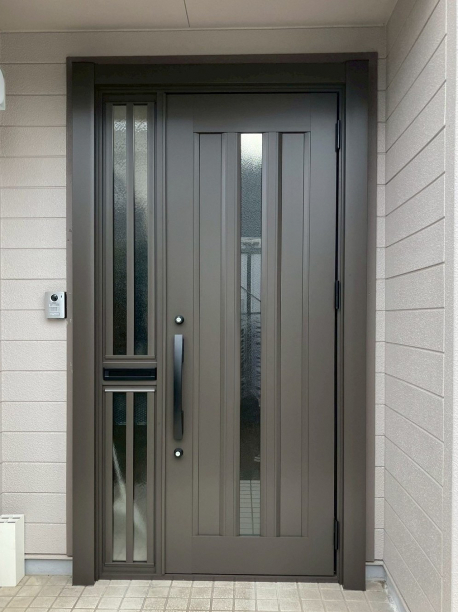 おさだガラスの故障した玄関ドアを機能的で美しくリフォームの施工後の写真1