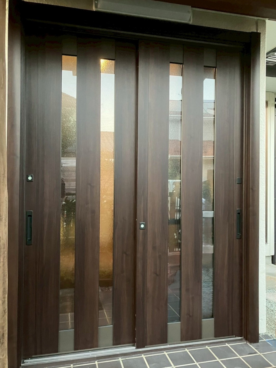 おさだガラスの玄関のランマをなくしてスッキリ一新！の施工後の写真1