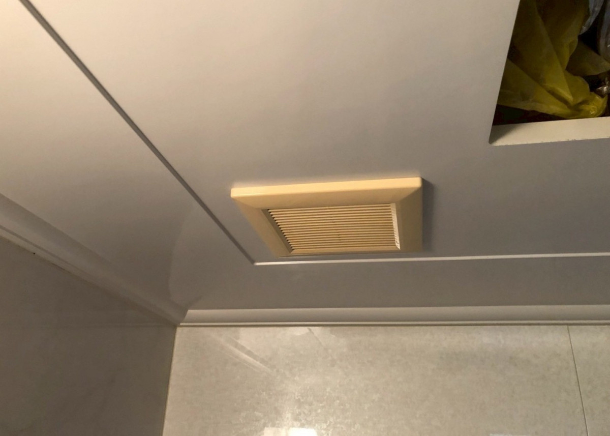 おさだガラスのユニットバス換気扇の不具合を解消｜の施工前の写真1