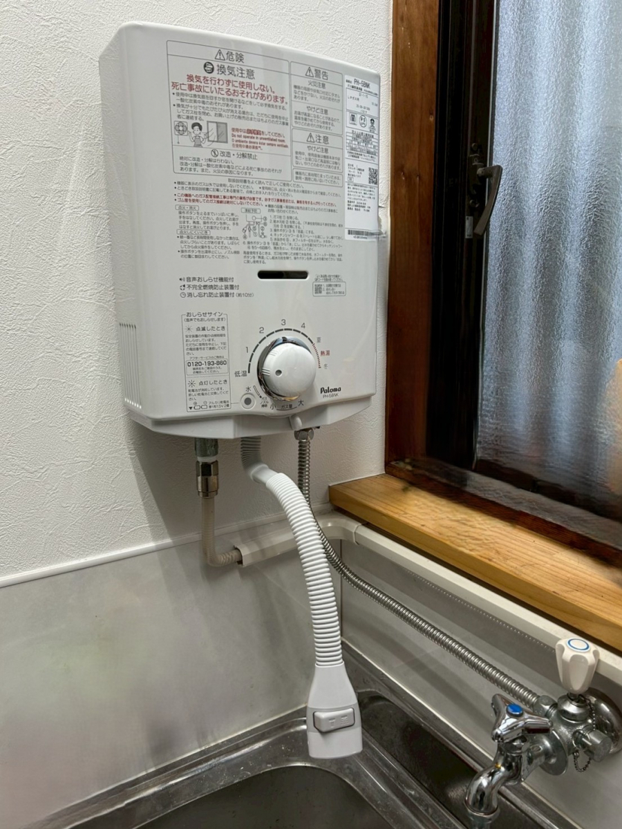 おさだガラスの給湯室の湯沸かし器を安全・便利な最新モデルへの施工後の写真1