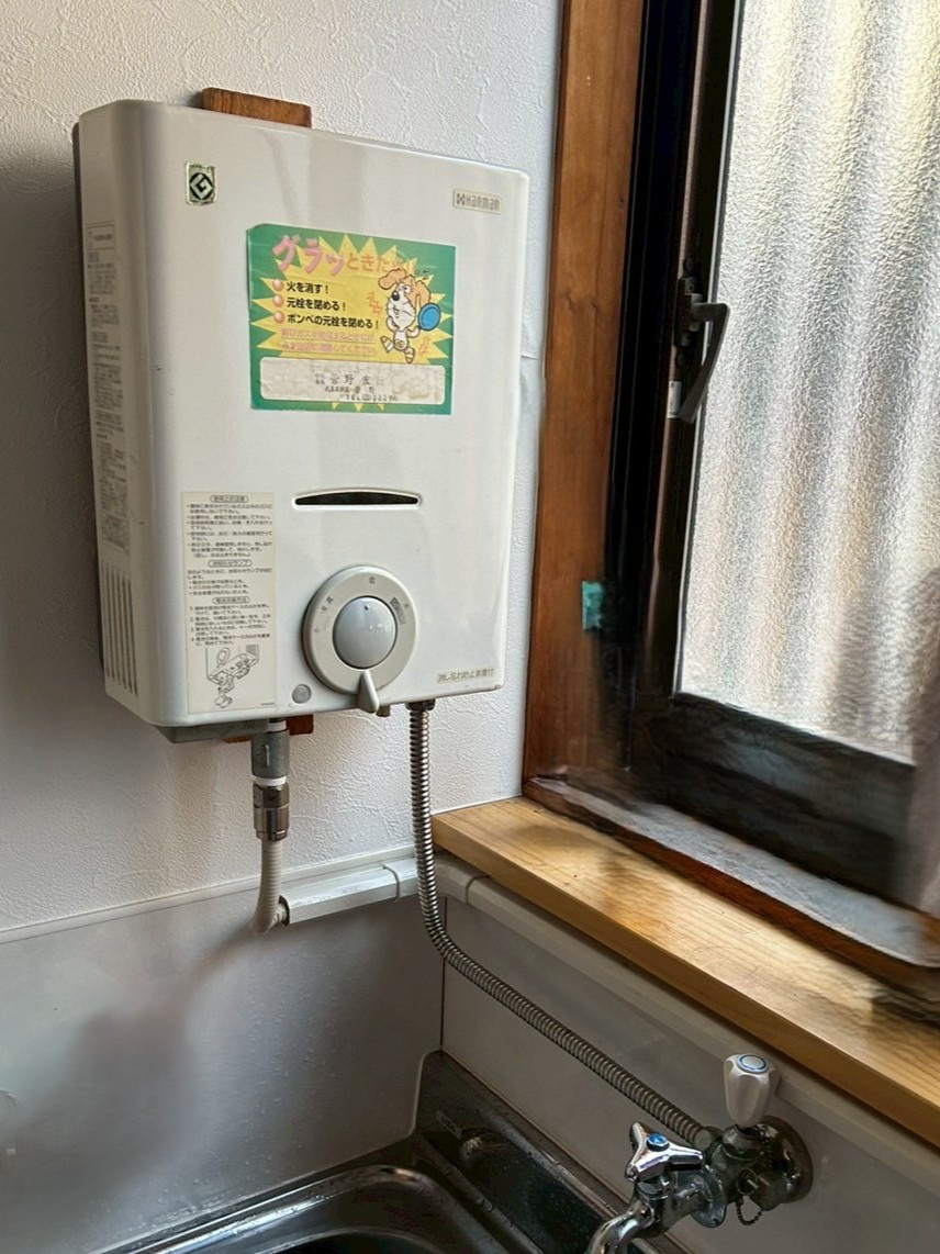 おさだガラスの給湯室の湯沸かし器を安全・便利な最新モデルへの施工前の写真1