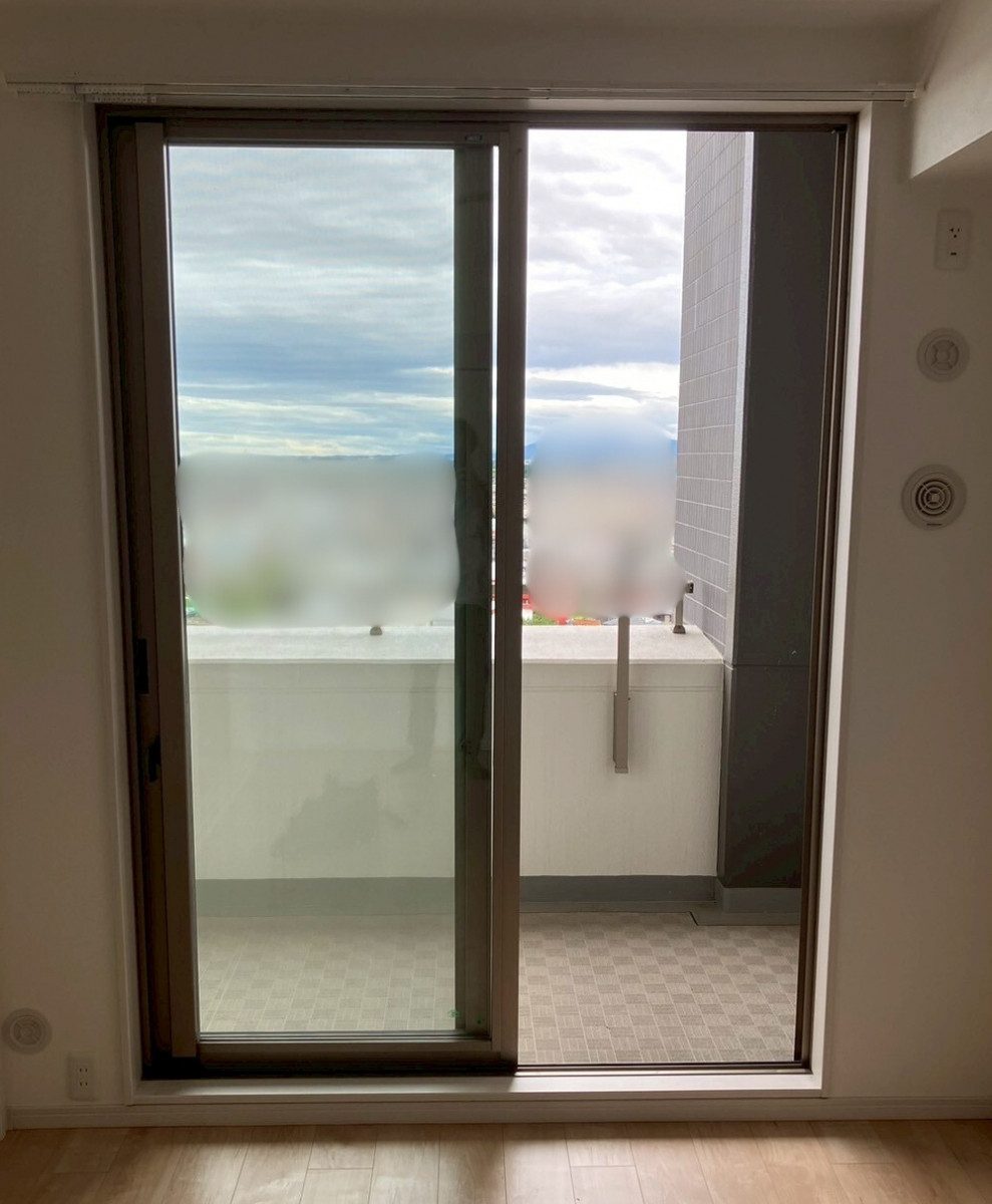 おさだガラスのマンションの窓に内窓インプラスを設置　断熱・防音がぐっと向上の施工前の写真1