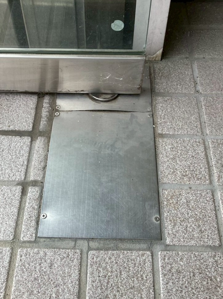 おさだガラスのバタンと閉まる…その症状、フロアヒンジが原因かも？の施工前の写真1