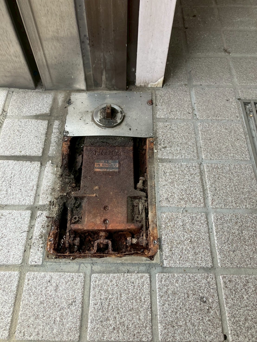 おさだガラスのバタンと閉まる…その症状、フロアヒンジが原因かも？の施工前の写真2