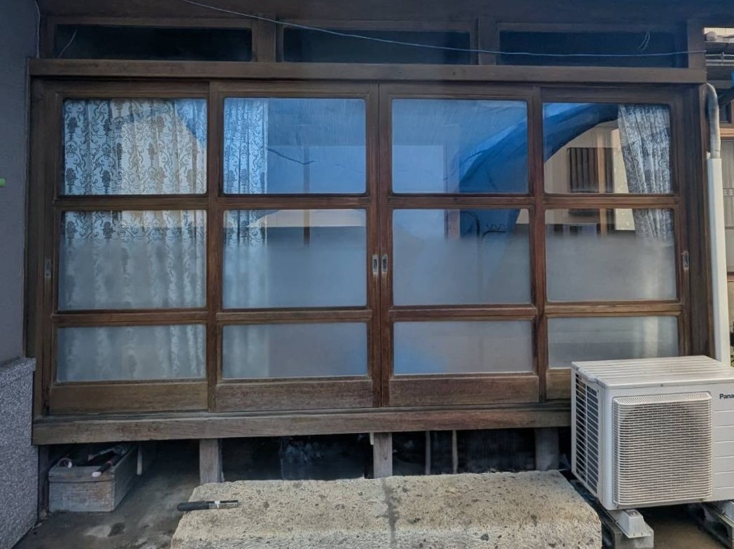 おさだガラスの木製・単板ガラスサッシから一新! 断熱性能を大幅向上の施工前の写真1