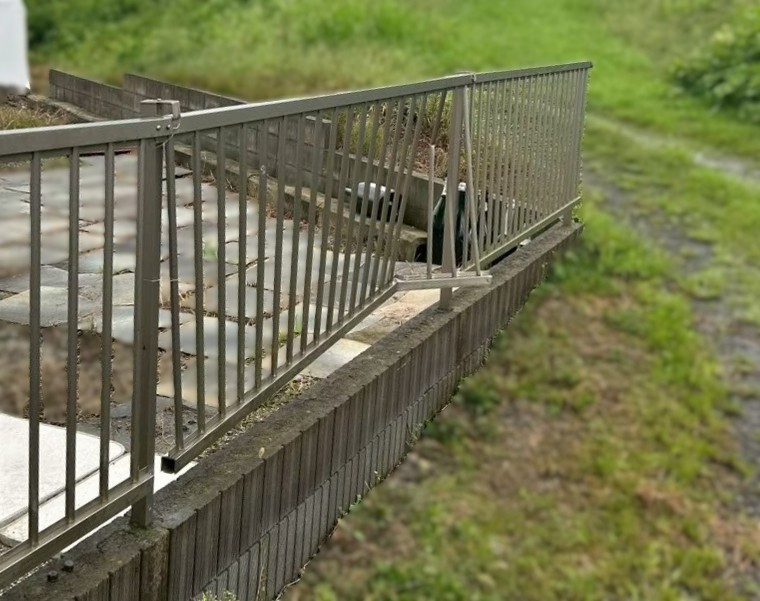 おさだガラスのフェンスが壊れたら全部交換？“部分交換”できます！の施工前の写真1