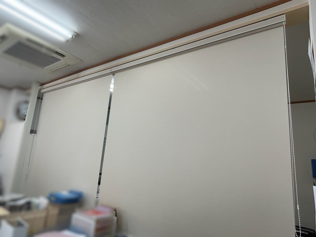 おさだガラスの事務所の視線対策に｜簡易間仕切りを設置の施工後の写真1