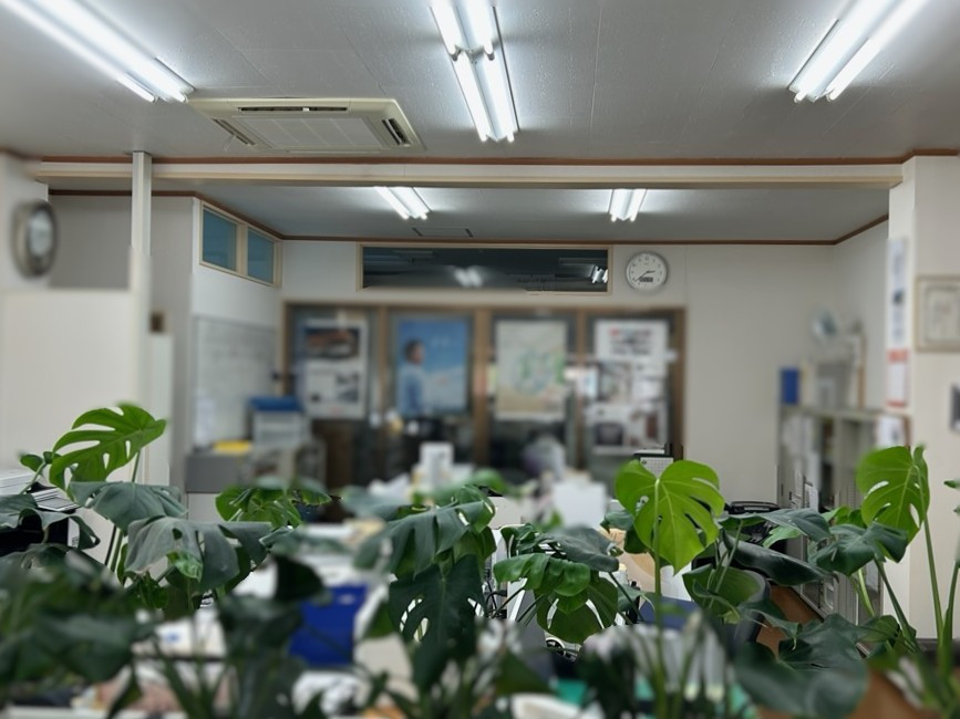 おさだガラスの事務所の視線対策に｜簡易間仕切りを設置の施工前の写真2