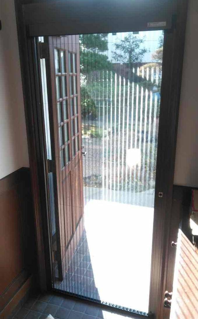 おさだガラスの【玄関横引収納網戸】取付工事の施工後の写真1