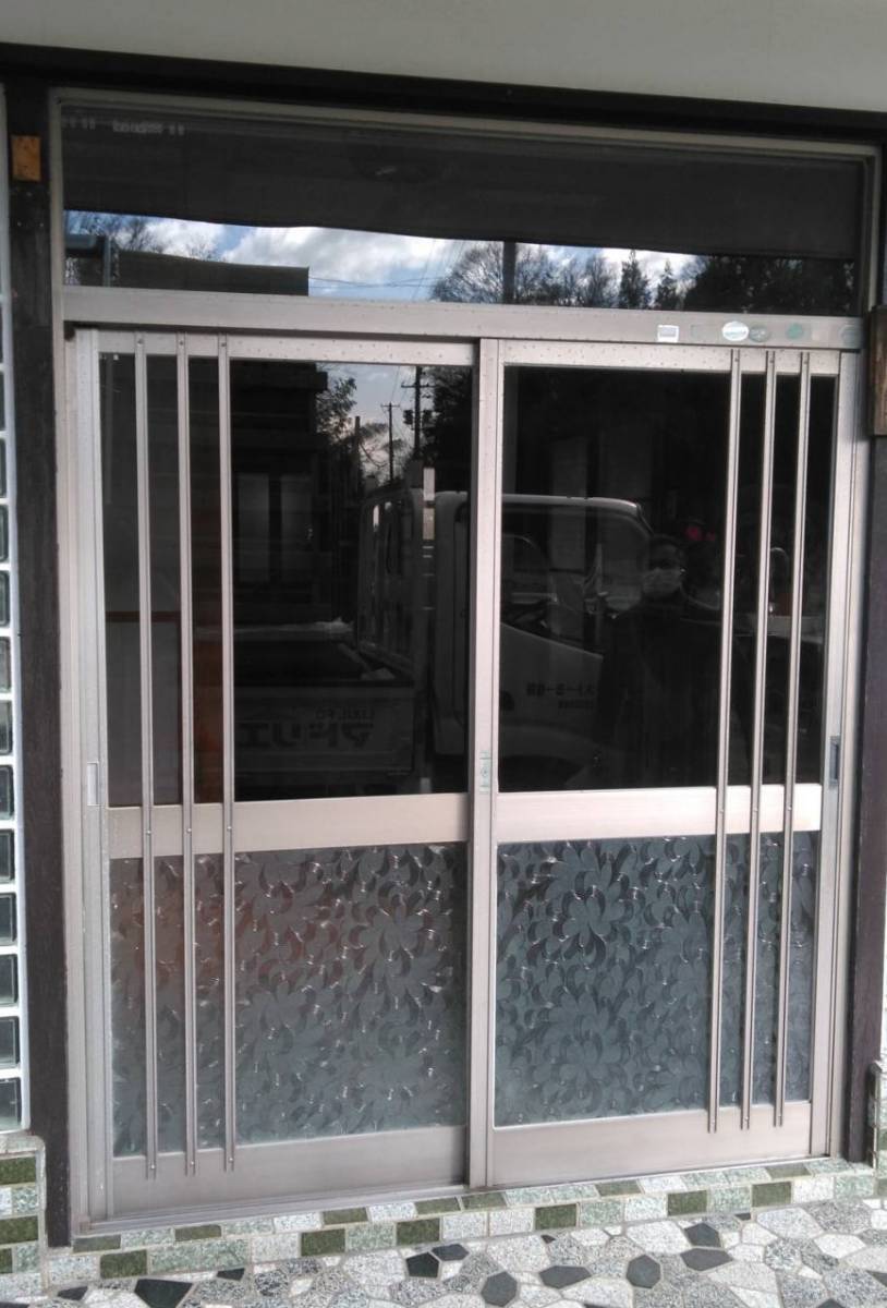 おさだガラスのリフォーム用玄関引戸　リシェントの施工前の写真1