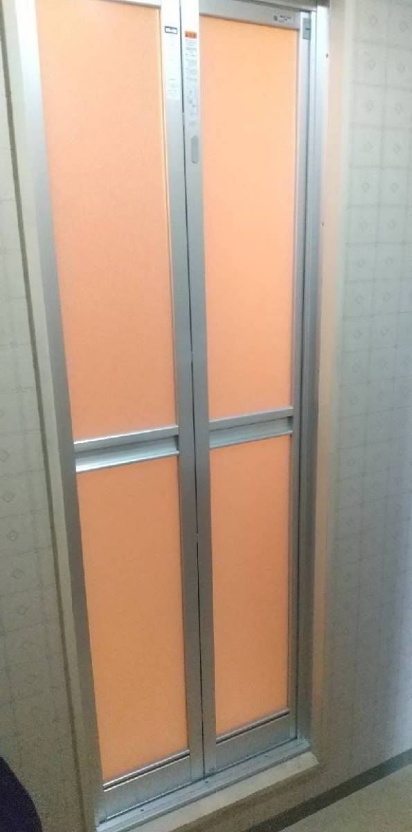 大東トーヨー住器の浴室扉折戸取替工事の施工後の写真1