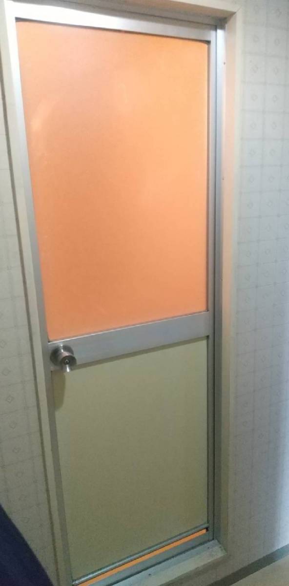 大東トーヨー住器の浴室扉折戸取替工事の施工前の写真1