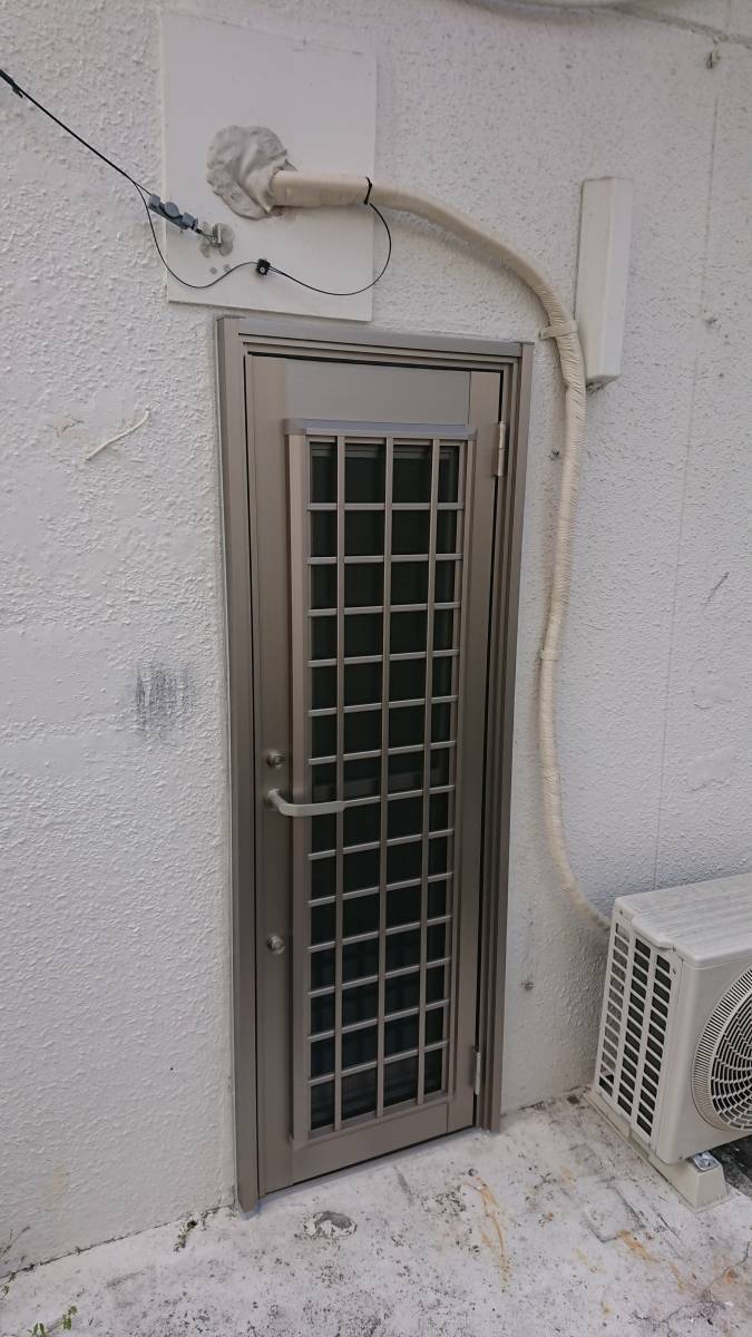 大東トーヨー住器の風を廊下に採り込むためにドアを入替　採風勝手口　リシェントの施工後の写真1