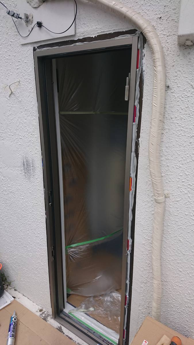 大東トーヨー住器の風を廊下に採り込むためにドアを入替　採風勝手口　リシェントの施工前の写真2
