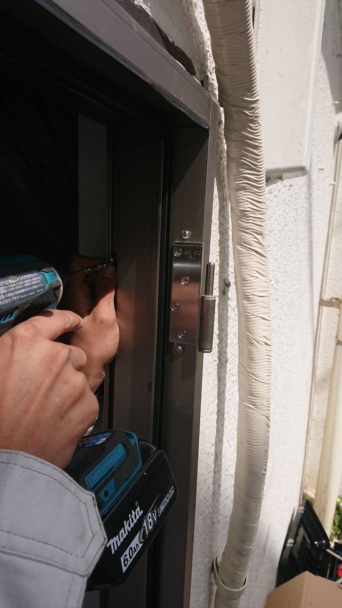 大東トーヨー住器の風を廊下に採り込むためにドアを入替　採風勝手口　リシェントの施工前の写真3
