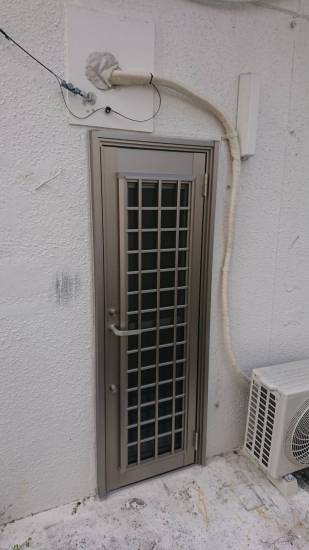 大東トーヨー住器の風を廊下に採り込むためにドアを入替　採風勝手口　リシェント施工事例写真1
