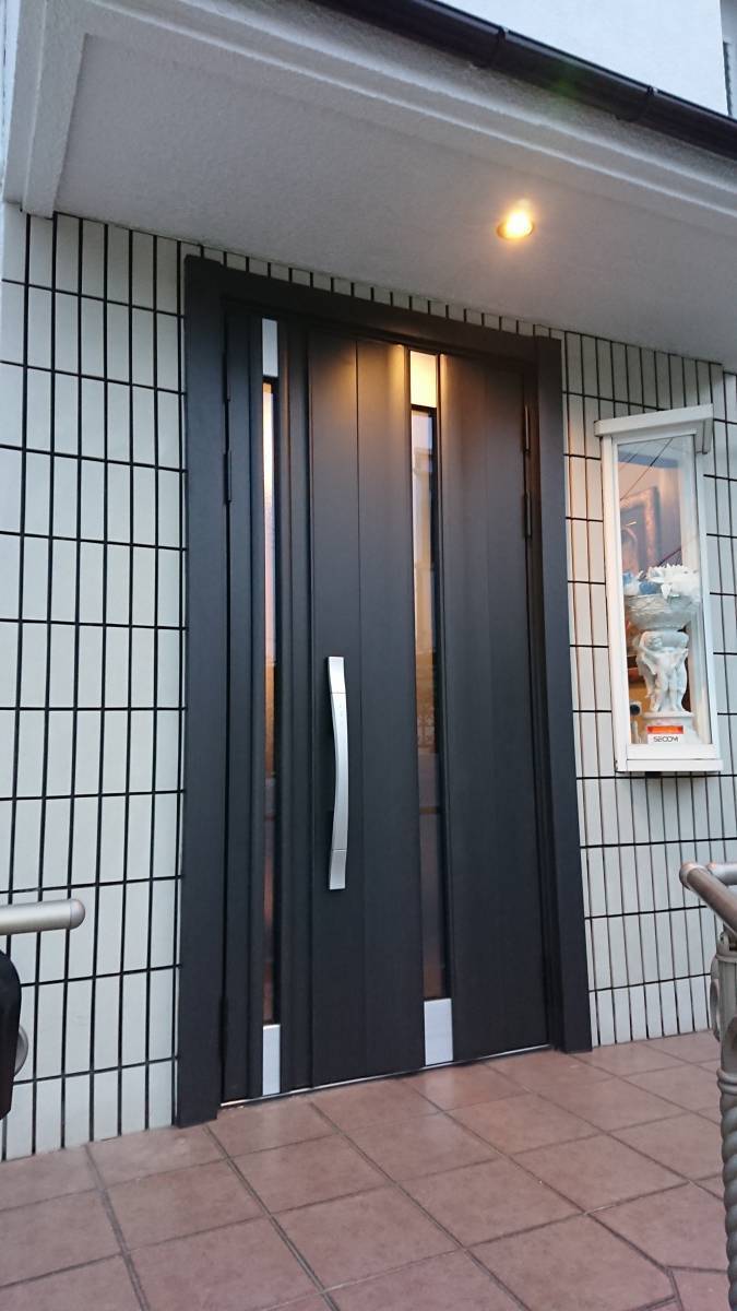 大東トーヨー住器のリモコンをカバンに入れたまま開錠できる玄関ドアに入替　リシェント　タッチキー　大阪市の施工後の写真1