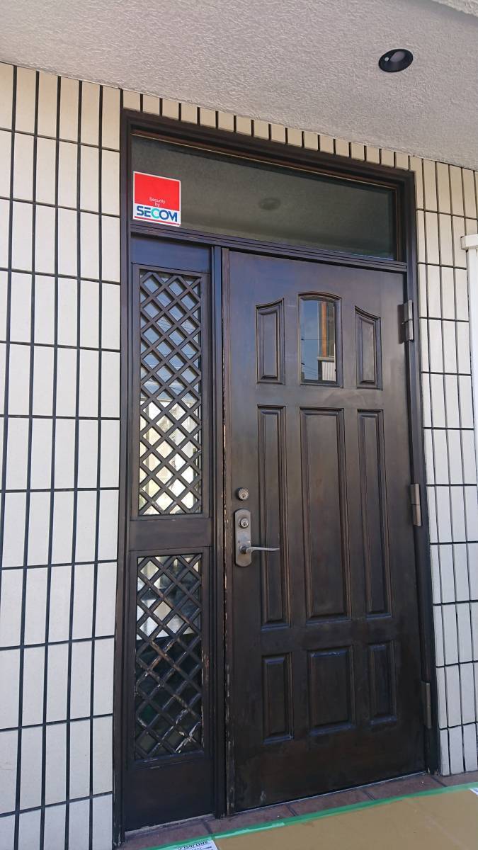 大東トーヨー住器のリモコンをカバンに入れたまま開錠できる玄関ドアに入替　リシェント　タッチキー　大阪市の施工前の写真1