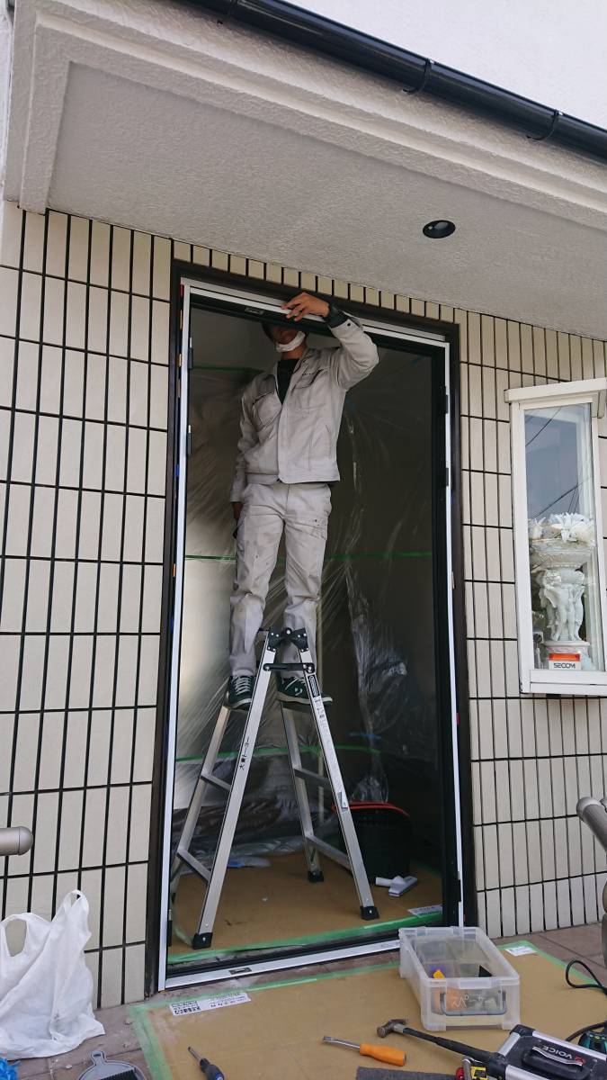 大東トーヨー住器のリモコンをカバンに入れたまま開錠できる玄関ドアに入替　リシェント　タッチキー　大阪市の施工前の写真2