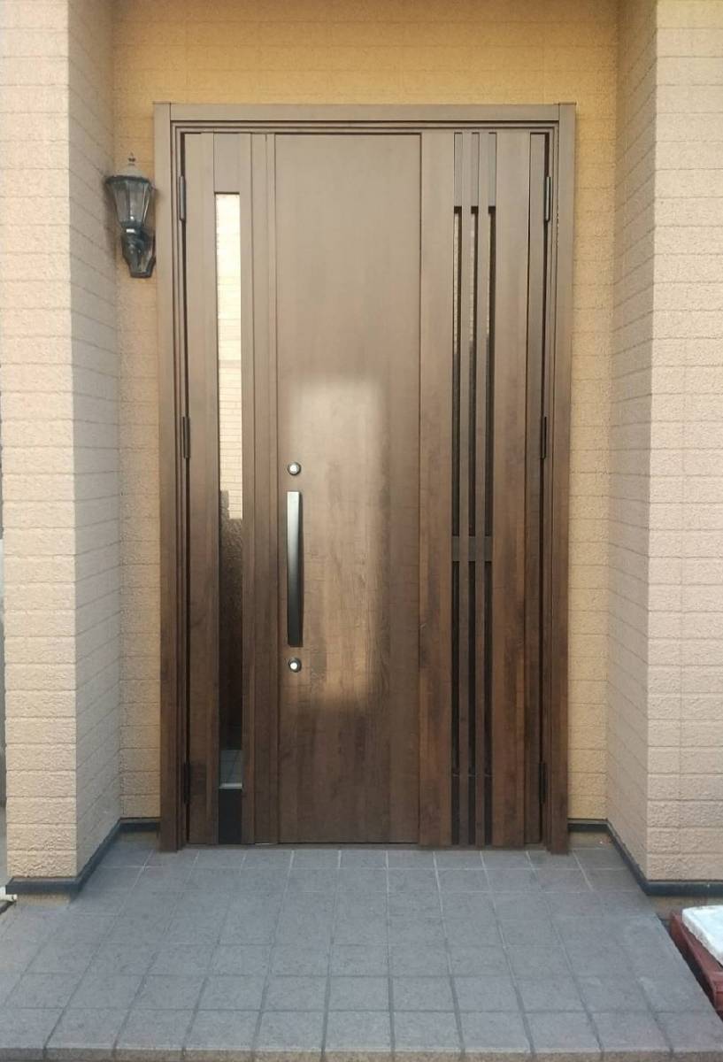 大東トーヨー住器の玄関ドアリフォームの施工後の写真1