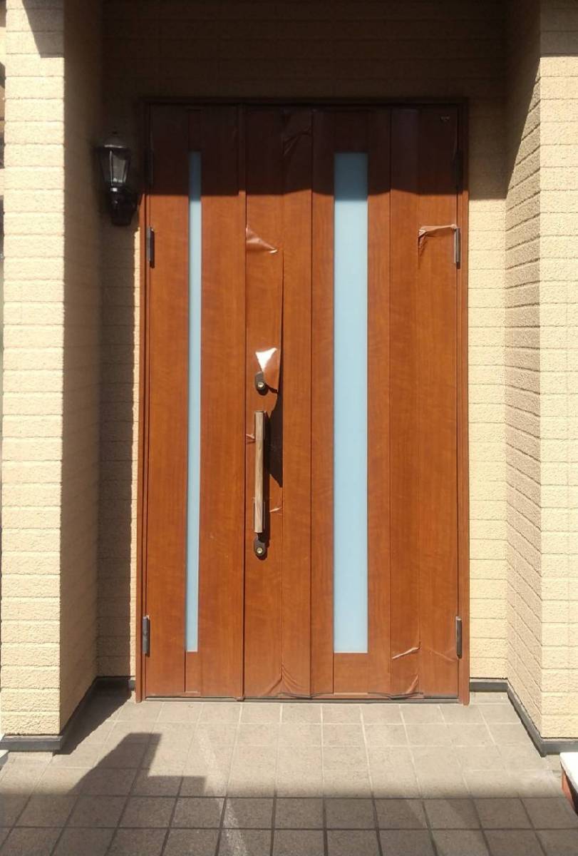 大東トーヨー住器の玄関ドアリフォームの施工前の写真1
