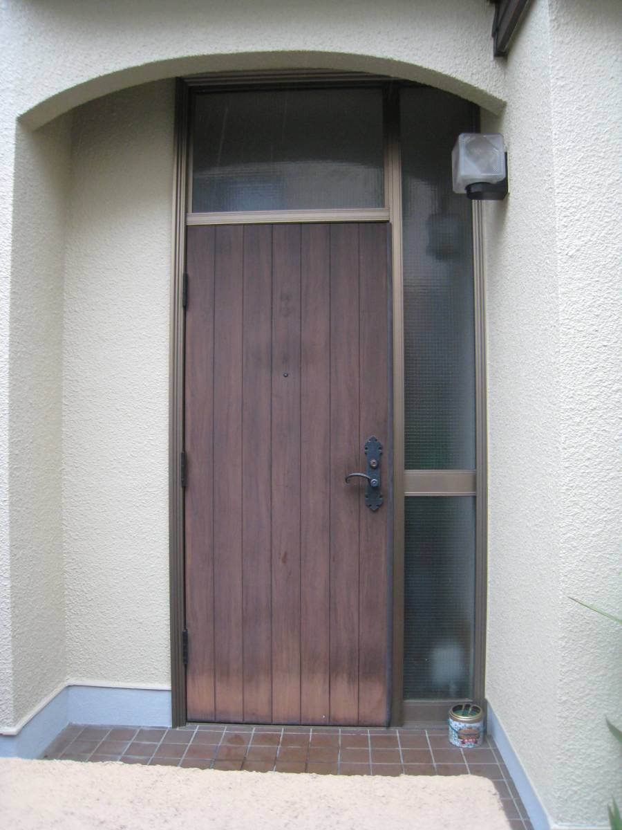 大東トーヨー住器の玄関ドア取替工事の施工前の写真1
