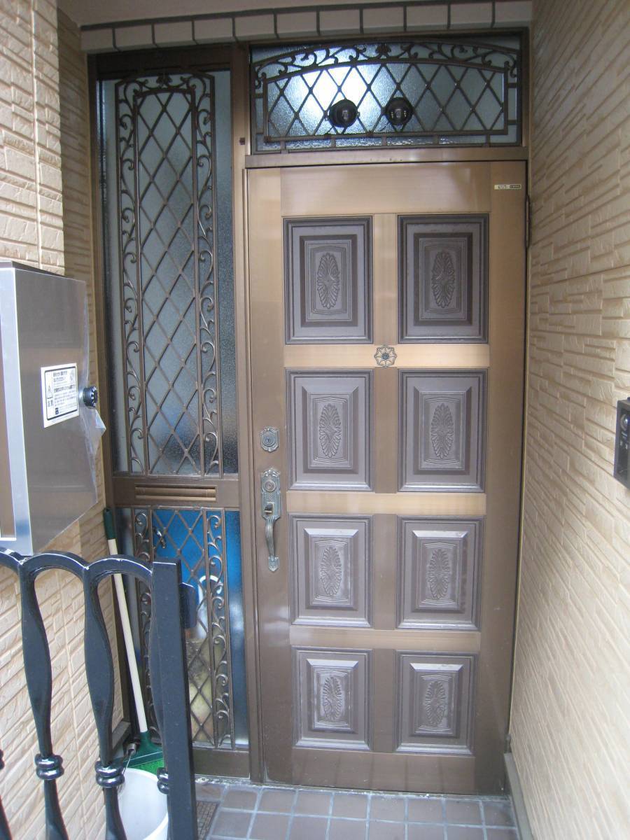 大東トーヨー住器の玄関ドア取替工事の施工前の写真1